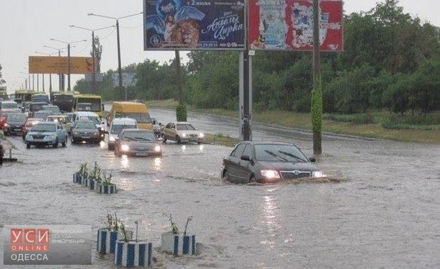 Непогода в Одессе: на трассах потоп и пробки, остановлено движение трамваев