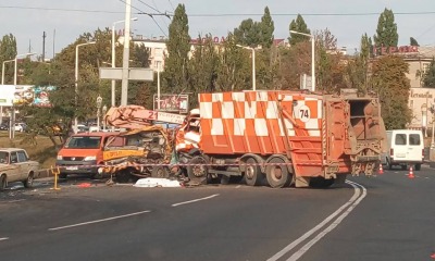 Смертельная авария возле автовокзала: мусоровоз раздавил эвакуатор (фото) usionline.com Смертельная авария возле автовокзала: мусоровоз раздавил эвакуатор (фото) «фото»