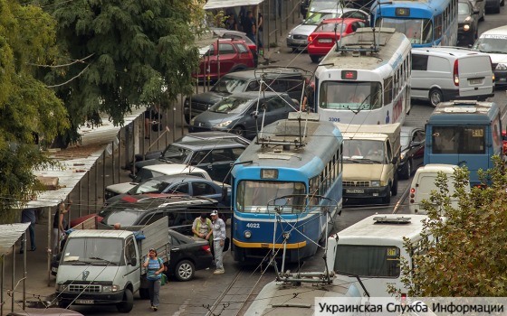 Около десятка трамваев ждали, пока одесситка сделает закупки на Привозе «фото»