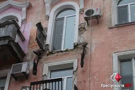 В центре Одессы обрушился фасадный балкон «фото»