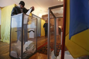 A man casts a ballot during a parliamentary election at a polling station in the town of Novotroitske in Donetsk region, eastern Ukraine, October 26, 2014. Ukrainians voted on Sunday in an election that is likely to install a pro-Western parliament and strengthen President Petro Poroshenko's mandate to end separatist conflict in the east, but may fuel tension with Russia. REUTERS/Maxim Zmeyev (UKRAINE  - Tags: POLITICS ELECTIONS)