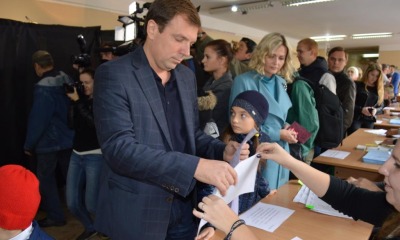 Скорик пришел голосовать вместе с женой, двумя детьми… и с Саакашвили «фото»