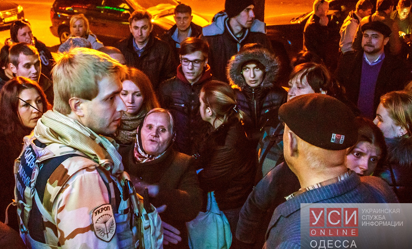 Более сотни человек собрались у штаба Гурвица, требуя денег за работу на выборах (фото) «фото»