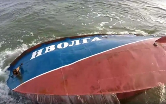 Буксировка затонувшего катера “Иволга” 18.10.2015 г. usionline.com Буксировка затонувшего катера “Иволга” 18.10.2015 г. «фото»