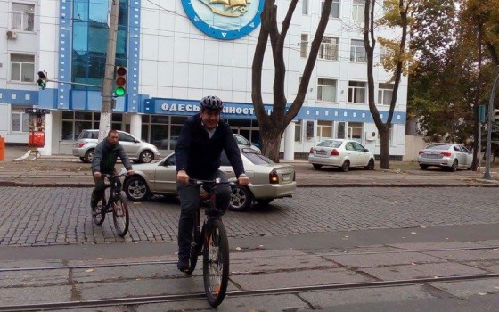 Саакашвили приехал голосовать на велосипеде «фото»