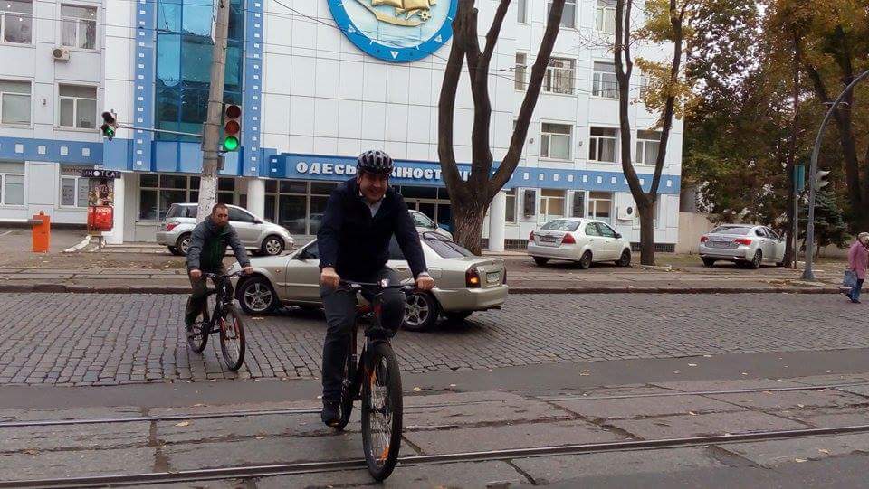 Саакашвили приехал голосовать на велосипеде «фото»