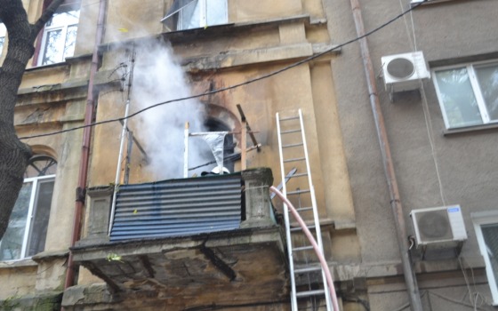 Горящую квартиру в центре Одессы гасили 7 пожарных машин «фото»