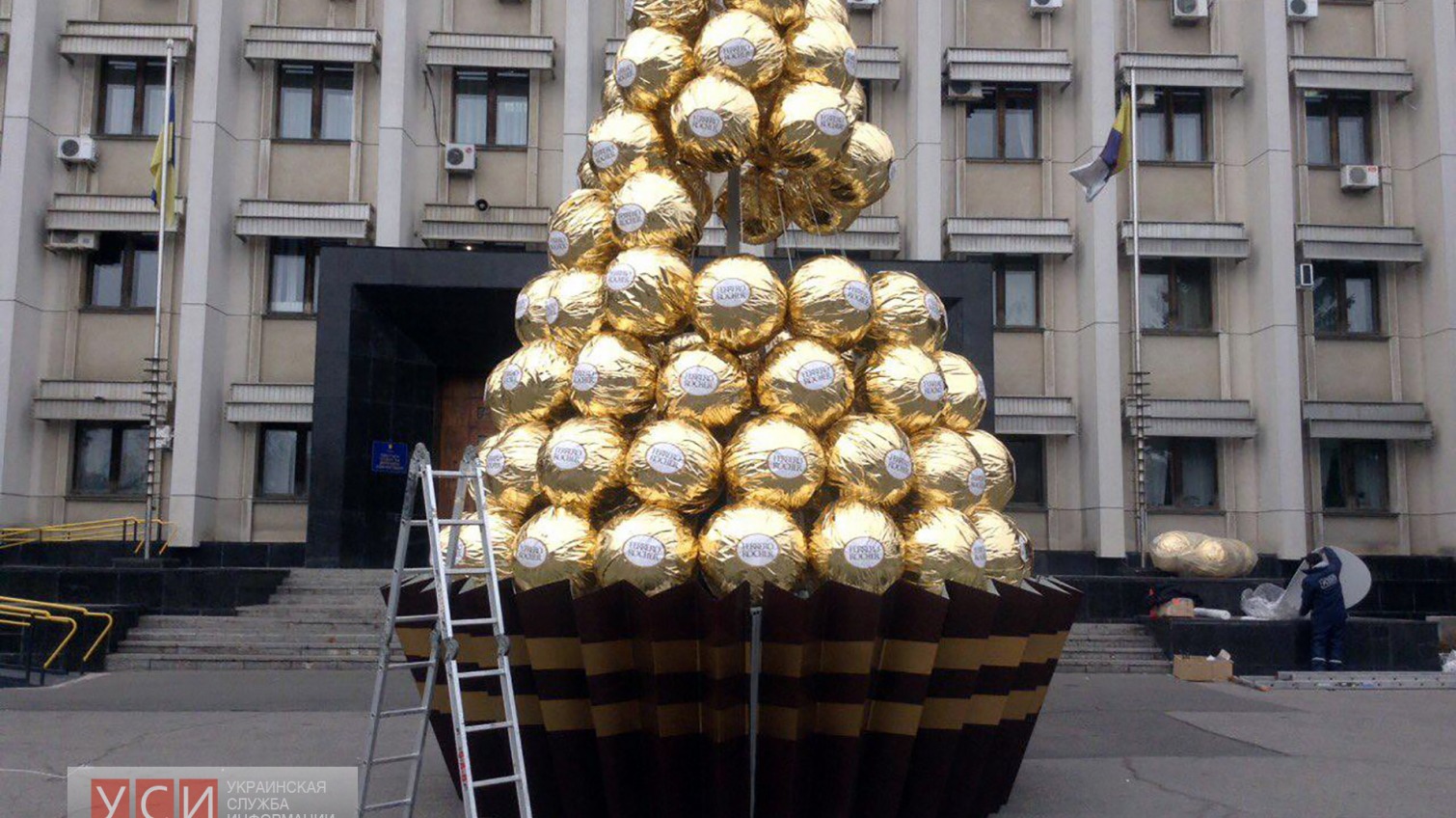 Возле Одесской ОГА поставили елку из конфет «фото»