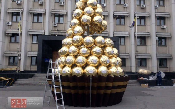 Возле Одесской ОГА поставили елку из конфет «фото»