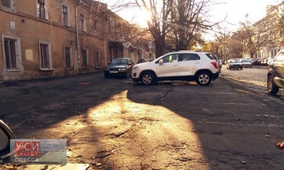 «Парковки для бедных»: разбитый асфальт и деньги «мимо кассы» «фото»
