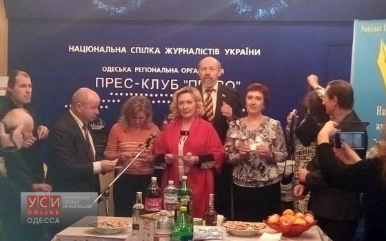Работин в офисе НСЖУ выпил за здоровье коллег usionline.com Работин в офисе НСЖУ выпил за здоровье коллег «фото»