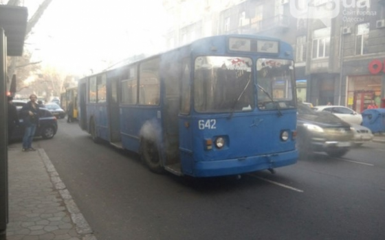 В центре Одессы загорелся троллейбус «фото»