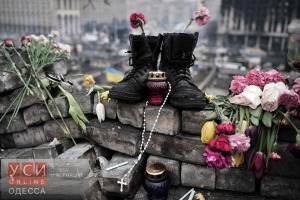 Boots belonging to a protester are left on a makeshift memorial at the Independence square in central Kiev on February 28, 2014. Ukraine accused Russia of staging an "armed invasion" of Crimea on Friday as the ex-Soviet state's ousted leader prepared to emerge defiant from five days of hiding after winning protection from Moscow. AFP PHOTO/ LOUISA GOULIAMAKI