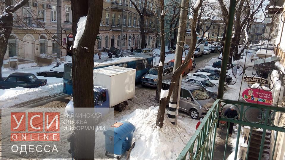 Одесская полиция освободила движение на улице Троицкой «фото»