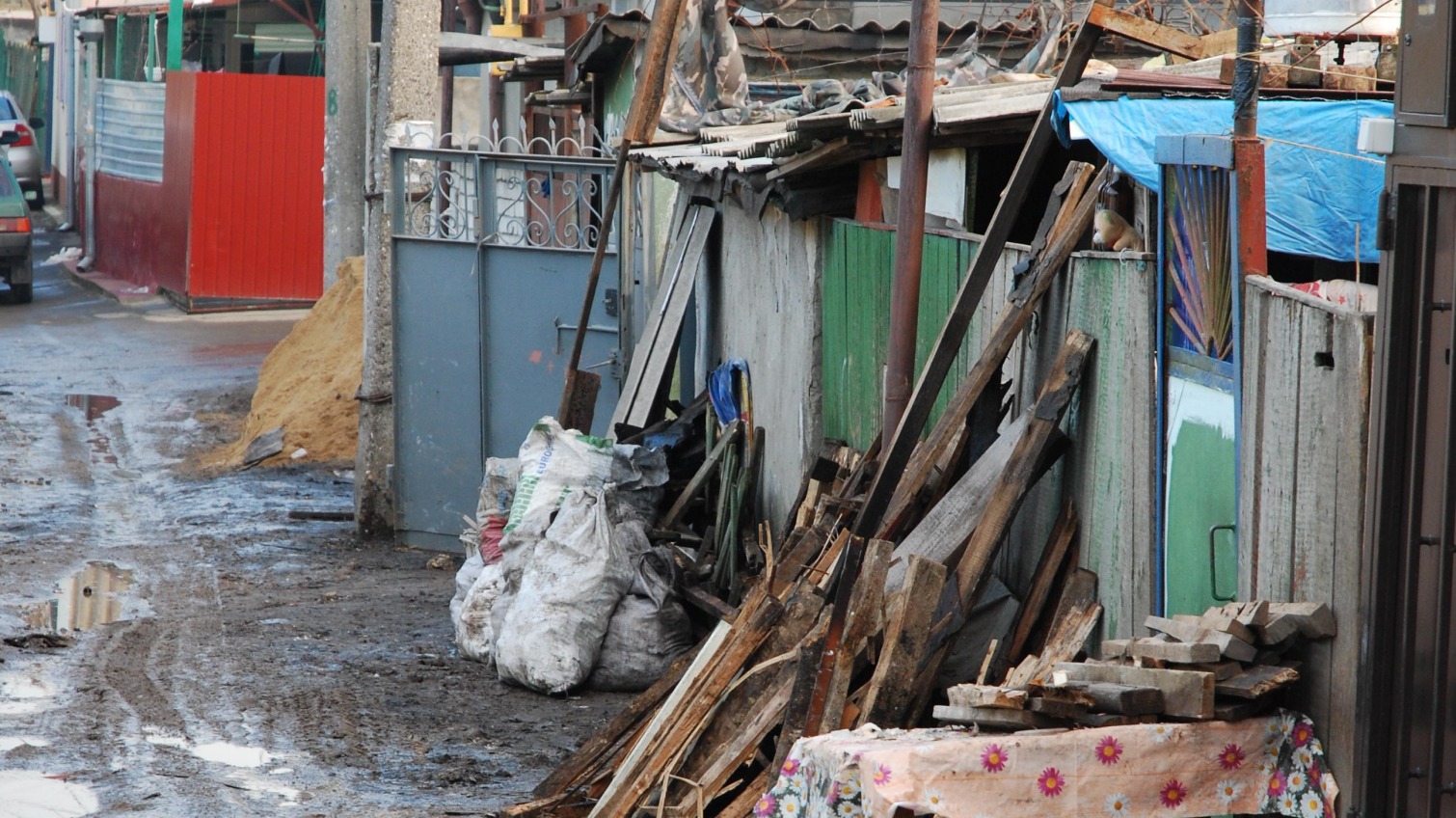 В сгоревших на Новый год домах на улице Радиальной продолжают жить люди «фото»
