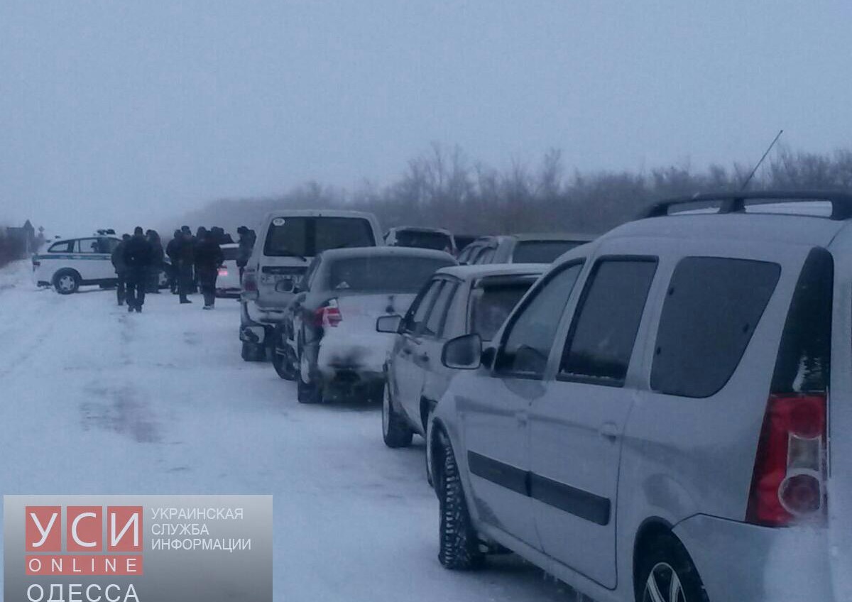 Около 500 автомобилей оказались в снежном плену в районе Любашевки «фото»