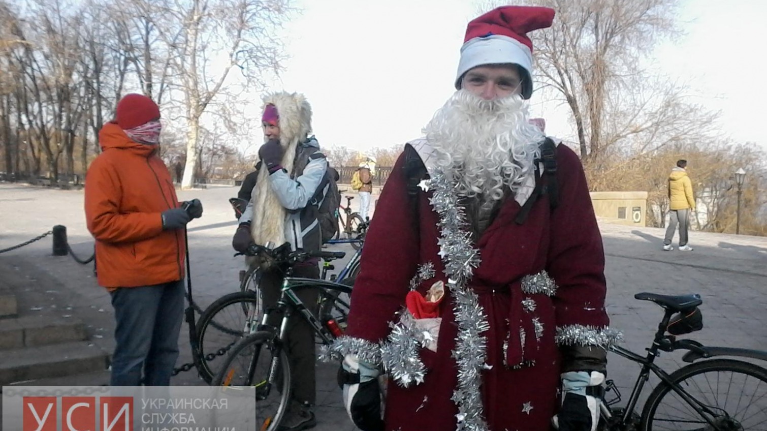 В центре Одессы Деды Морозы взгромоздились на велосипеды (фото) «фото»