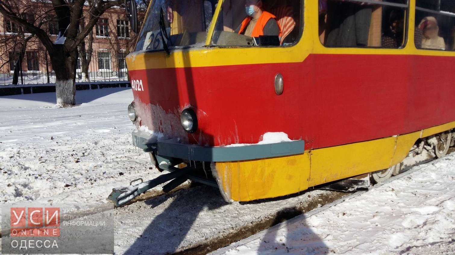 Пассажиры одесского трамвая помяли крыло автомобиля, который заблокировал движение «фото»
