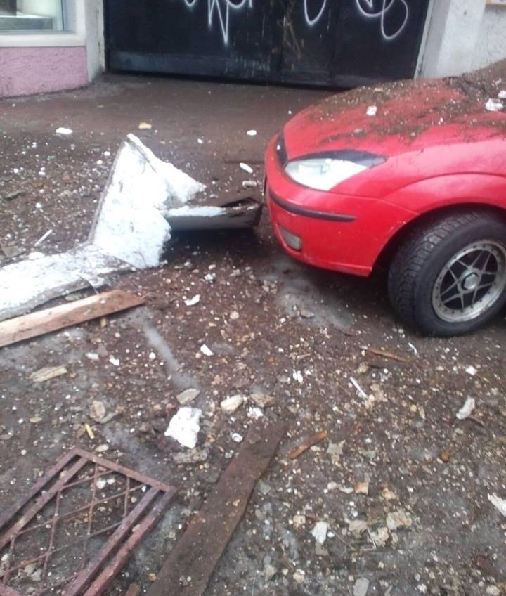 В центре Одессы обрушилась крыша, чуть не задев прохожего с ребенком (фото) «фото»
