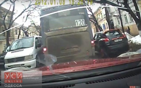 Только одесский водитель способен управлять городским транспортом в подобных условиях (видео) «фото»