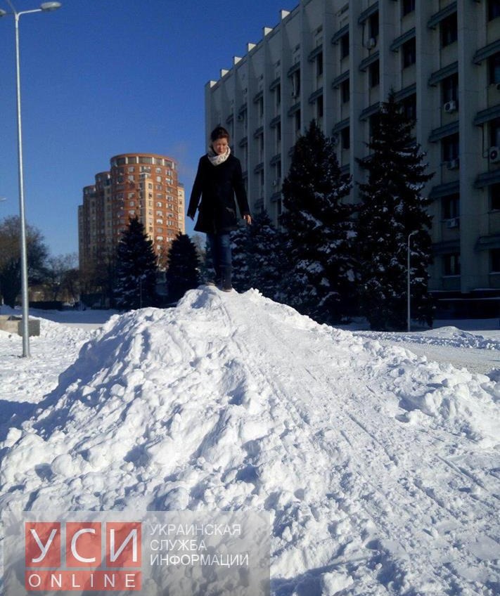 Мария Гайдар покаталась на горках возле здания ОГА (фото, видео) «фото»