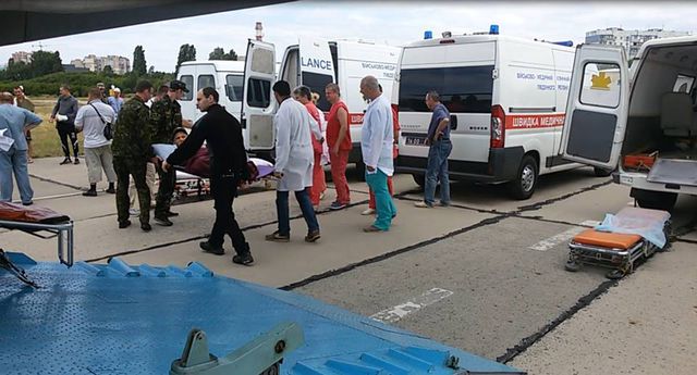 Самолет с ранеными из зоны АТО прибыл в Одессу: пять человек в тяжелом состоянии «фото»