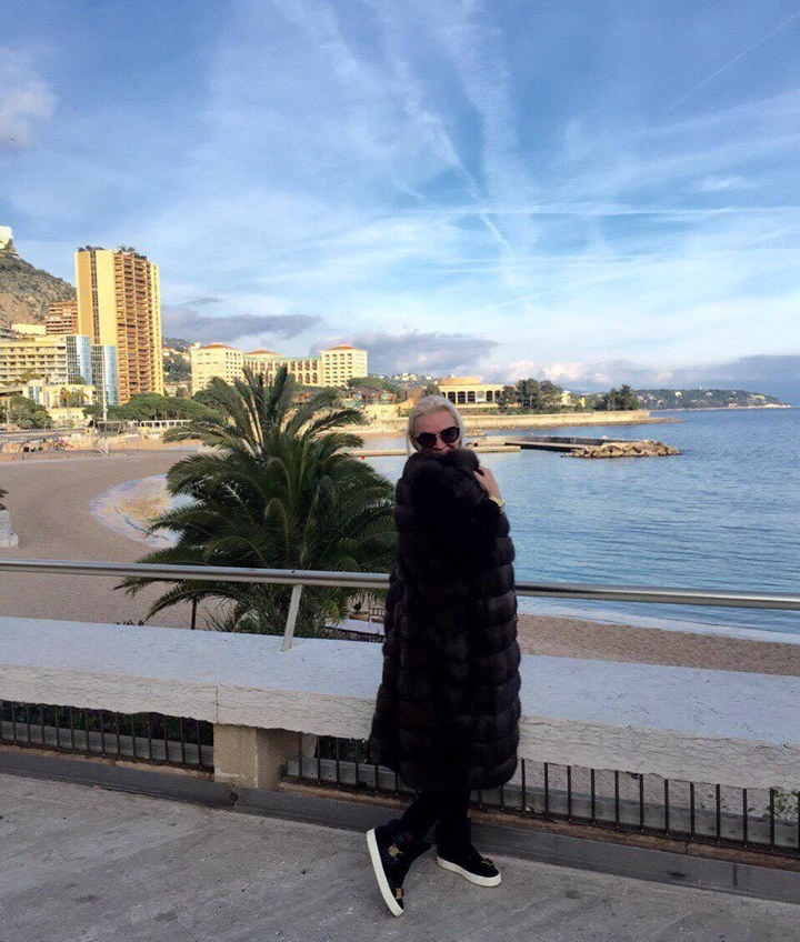 Неадекватная блондинка Света уже в Монако и ставит диагнозы Украине «фото»