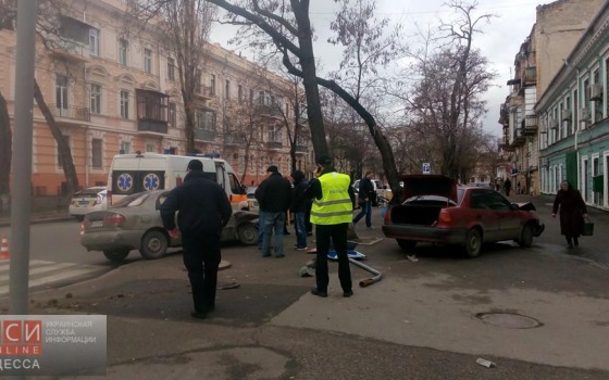ДТП в центре Одессы: пострадал дорожный знак usionline.com ДТП в центре Одессы: пострадал дорожный знак «фото»