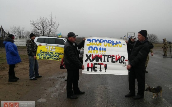 В Одесской области люди заблокировали международную трассу usionline.com В Одесской области люди заблокировали международную трассу «фото»