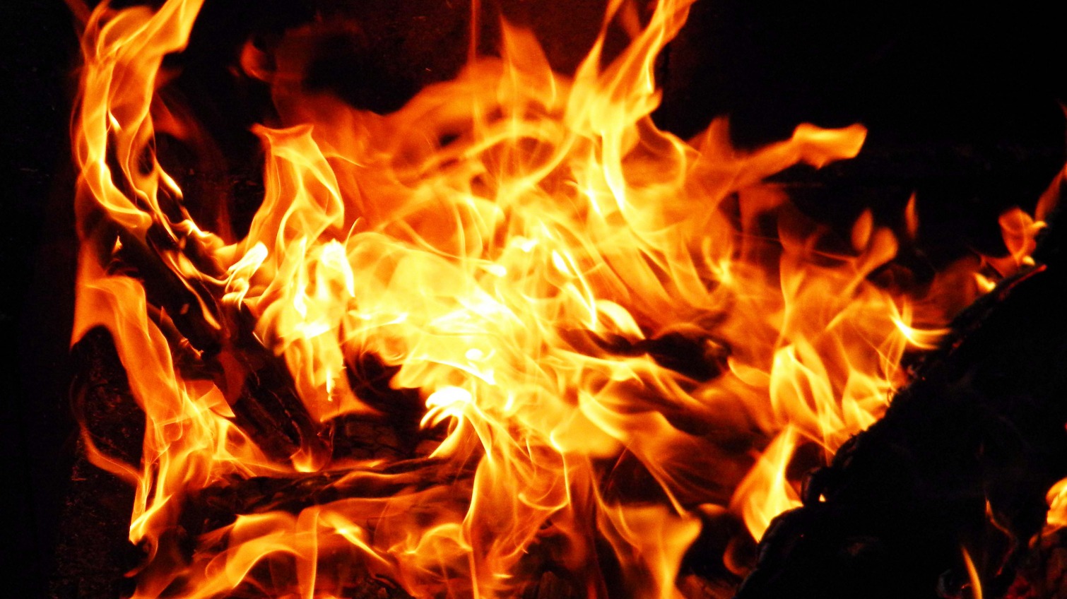Серьезный пожар в Коминтерновском районе: площадь горения крыши дома составила около 140 кв м «фото»