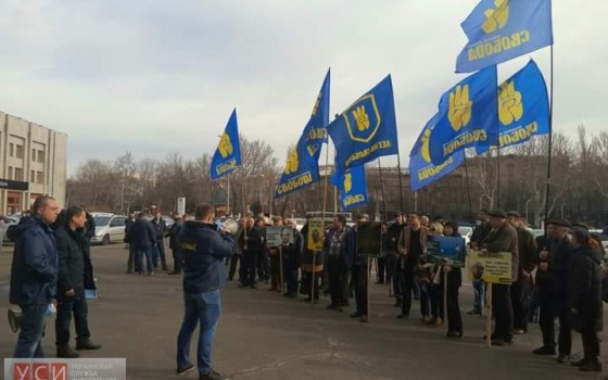 Представители нескольких политсил провели пикет у здания Одесской ОГА usionline.com Представители нескольких политсил провели пикет у здания Одесской ОГА «фото»