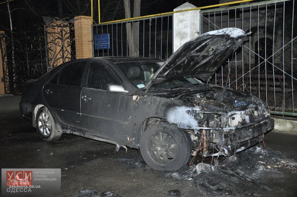 “Православный” поджог: на Молдаванке сгорела иномарка священника (фото) «фото»