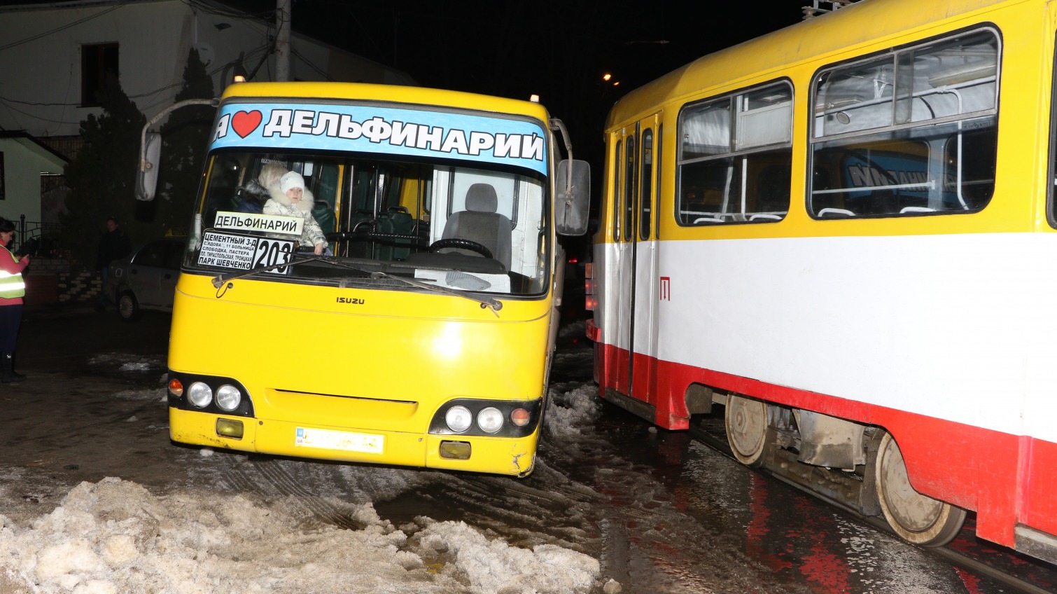 Курьезное ДТП в центре Одессы: маршрутка умудрилась зацепить трамвай при попытке медленно его объехать (фото) «фото»