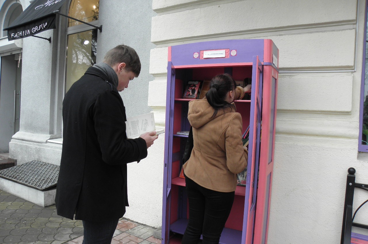 В Одессе набирает популярность «буккроссинг» – бесплатный обмен книгами (фото) «фото»
