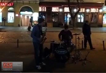 Уличные музыканты заставили одесситов плясать прямо на Дерибасовской (видео) «фото»