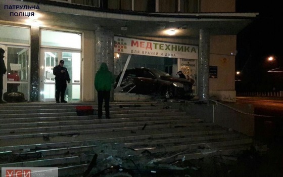 В Одессе «крутой» автомобиль вместо поворота на улицу Сегедскую оказался в магазине медтехники (фото) «фото»