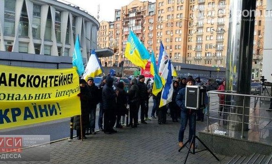 Сотрудники Ильичевского порта пикетировали Высший хозсуд Украины (фото) usionline.com Сотрудники Ильичевского порта пикетировали Высший хозсуд Украины (фото) «фото»