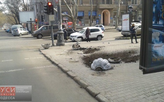 В центре Одессы автохам разнес антипарковочные клумбы (фото) usionline.com В центре Одессы автохам разнес антипарковочные клумбы (фото) «фото»