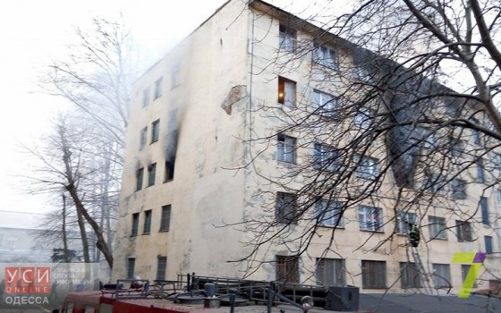 В центре Одессы горело студенческое общежитие: пожар охватил три этажа «фото»