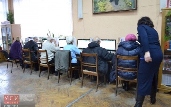 Пенсионеров Черноморска учат общаться в “Скайпе” и “Одноклассниках” usionline.com Пенсионеров Черноморска учат общаться в “Скайпе” и “Одноклассниках” «фото»