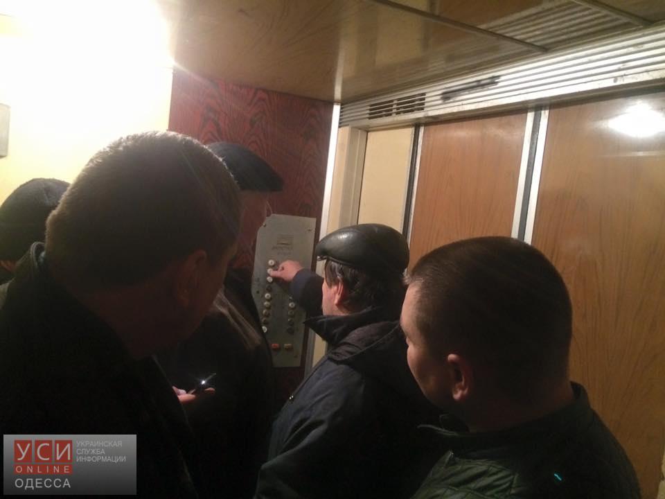Коммунальщики застряли в лифте в одной из многоэтажек Южного (фото) «фото»
