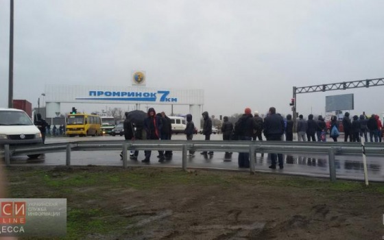 У рынка “7 км” предприниматели перекрыли дорогу usionline.com У рынка “7 км” предприниматели перекрыли дорогу «фото»
