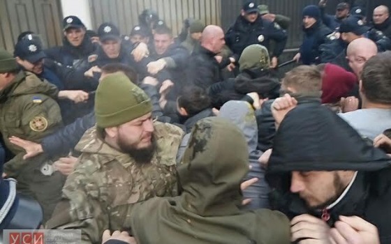 В Одессе митинг в поддержку Надежды Савченко обернулся дракой (фото) usionline.com В Одессе митинг в поддержку Надежды Савченко обернулся дракой (фото) «фото»