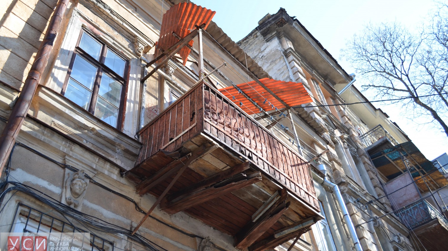 Аварийный балкон в центре Одессы несет большую опасность для одесситов (фото) «фото»