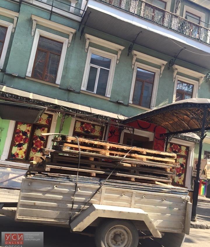 Летнюю площадку одесского кафе «Гранат» не снесли – ее обновляют «фото»