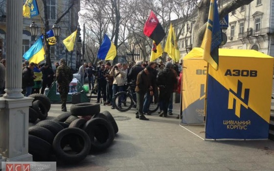 Митинг у стен облпрокуратуры: пока на месте не более 50 человек usionline.com Митинг у стен облпрокуратуры: пока на месте не более 50 человек «фото»