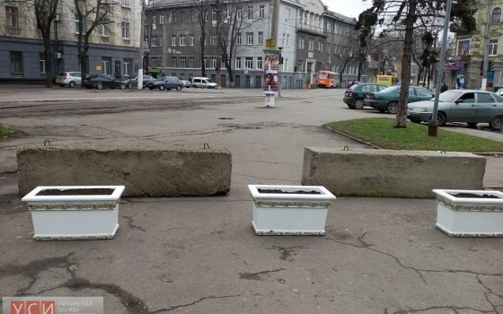 На Куликовом поле бетонные блоки украсили горшками (фото) usionline.com На Куликовом поле бетонные блоки украсили горшками (фото) «фото»
