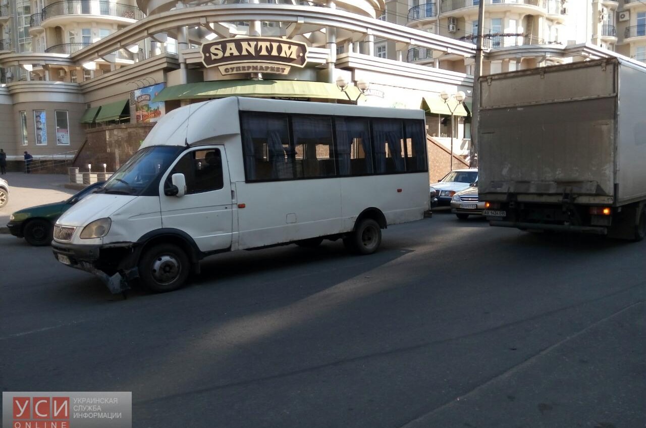 В центре Одессы грузовик врезался в маршрутку (фото) «фото»
