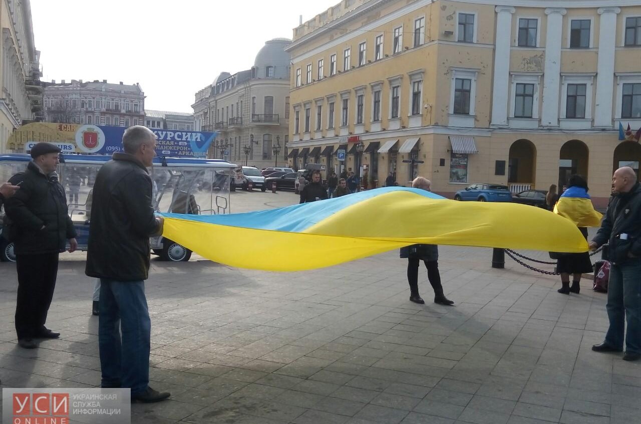 Возле Дюка развернули национальный флаг в поддержку Надежды Савченко (фото) «фото»