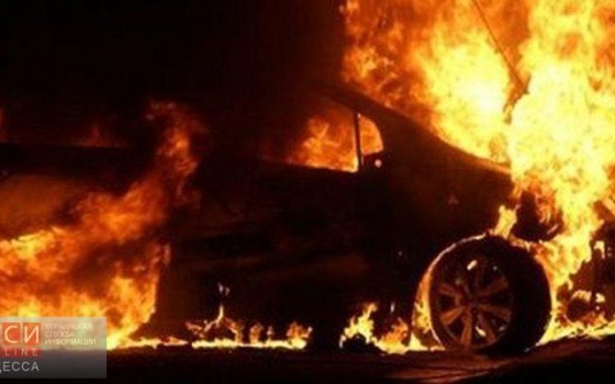 В Черноморске ночью хотели спалить один авто, а повредили еще два usionline.com В Черноморске ночью хотели спалить один авто, а повредили еще два «фото»
